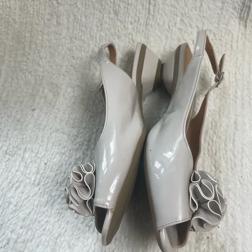 Comfortview synthetic patent Cream Peep-Toe Slingback flower accent Heels SZ12W.